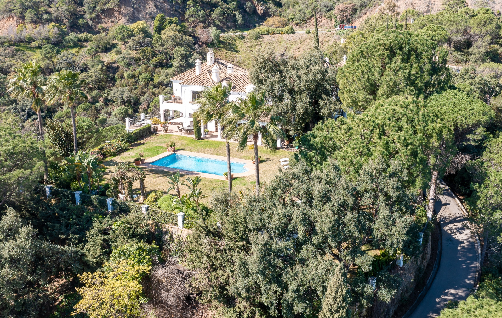 cortijo villa con impresionantes vistas al mar y a la montaña en El Madroñal en Benahavis