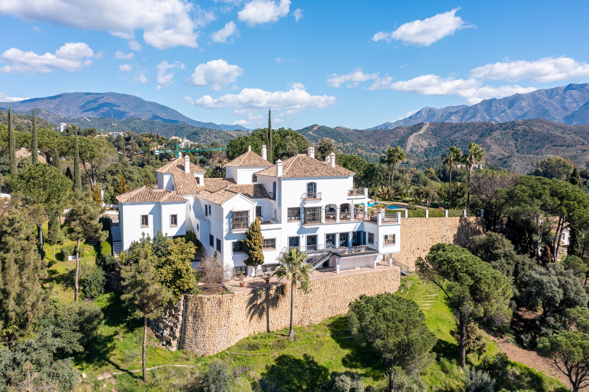 cortijo villa con impresionantes vistas al mar y a la montaña en El Madroñal en Benahavis