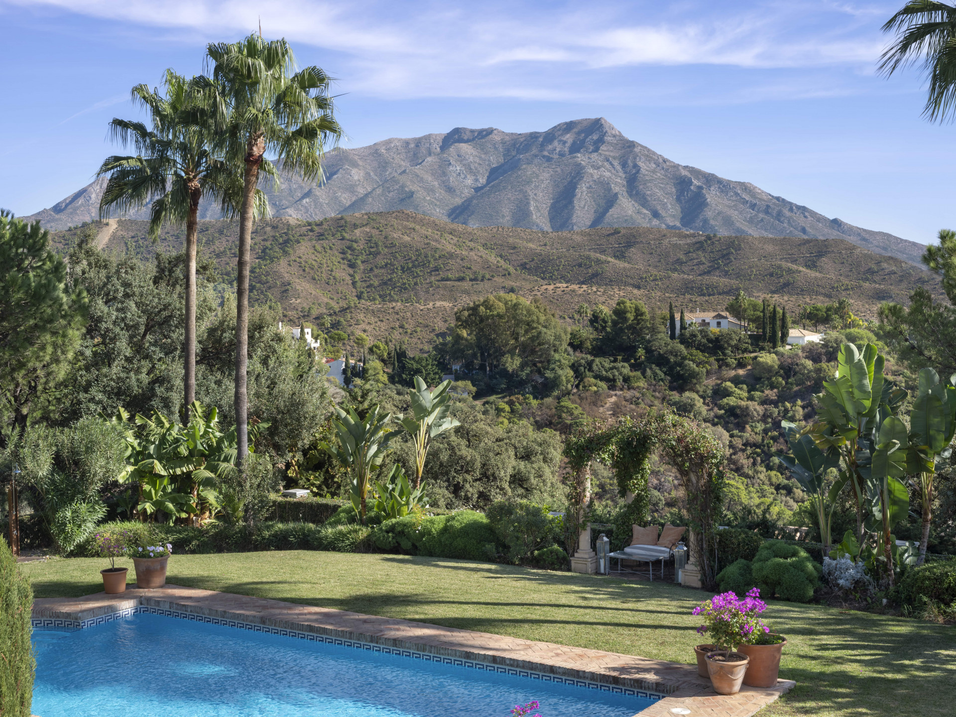 cortijo villa con impresionantes vistas al mar y a la montaña en El Madroñal en Benahavis