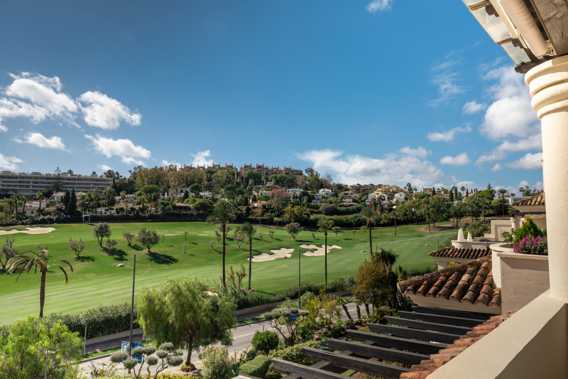 Primera línea de golf duplex ático con solárium en Las Alamandas, Nueva Andalucía en Nueva Andalucia