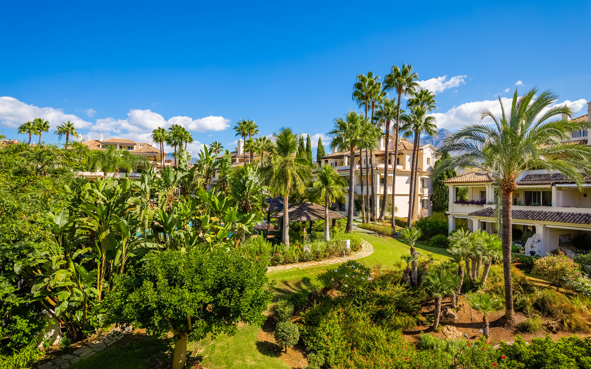 Primera línea de golf duplex ático con solárium en Las Alamandas, Nueva Andalucía en Nueva Andalucia