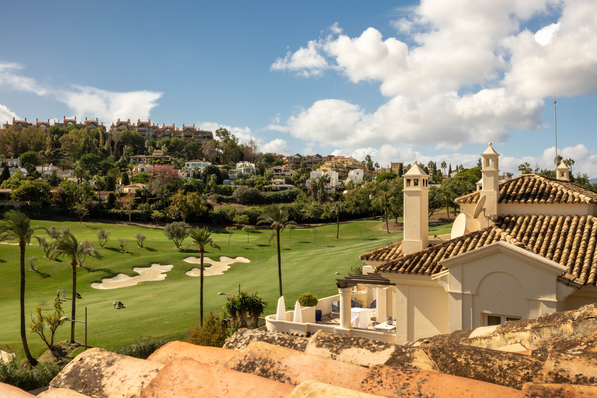 Primera línea de golf duplex ático con solárium en Las Alamandas, Nueva Andalucía en Nueva Andalucia