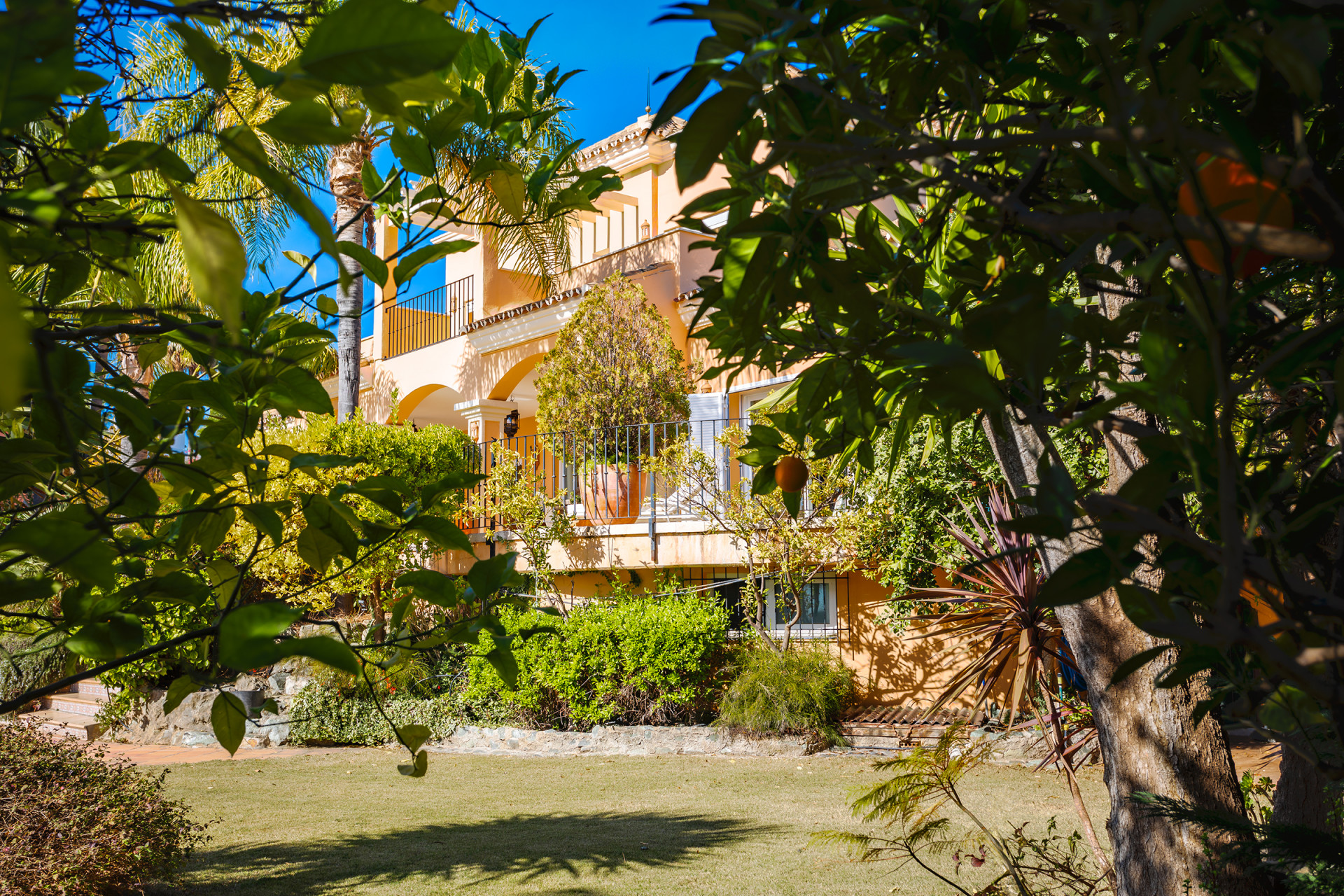 Villa traditionnelle de style andalou avec vue sur la mer à Los Flamingos à Benahavis