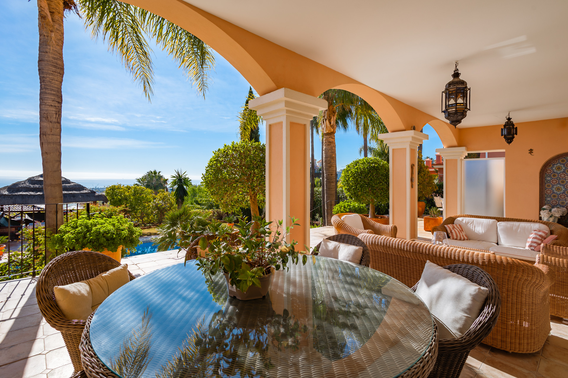 Traditionele villa in Andalusische stijl met uitzicht op zee in Los Flamingos in Benahavis