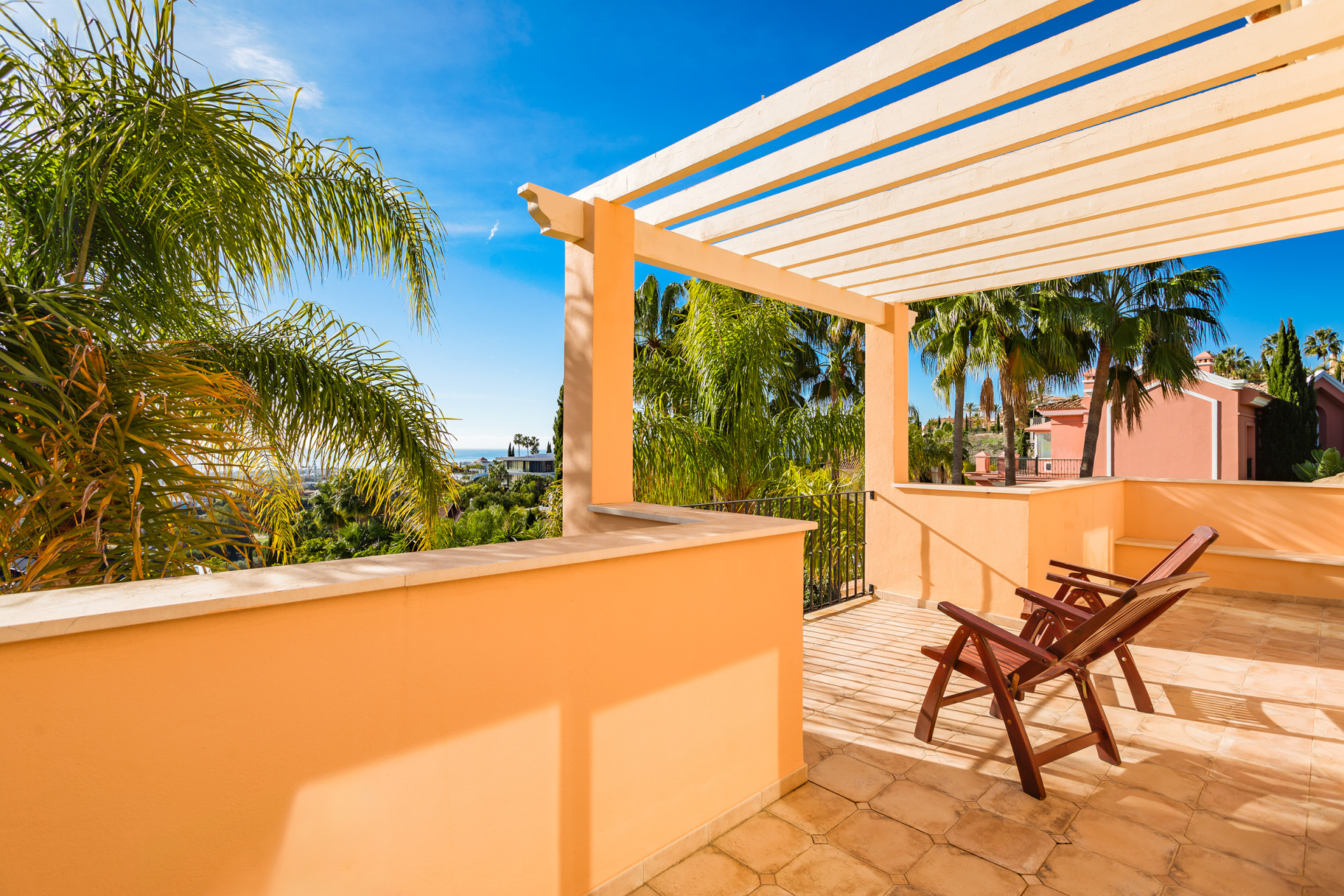 Villa traditionnelle de style andalou avec vue sur la mer à Los Flamingos à Benahavis