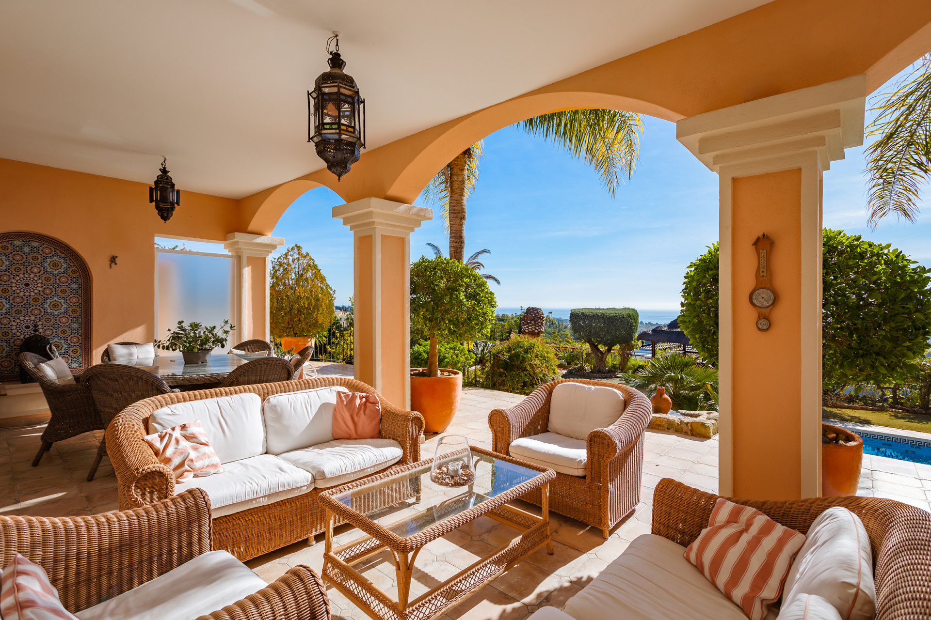 Traditionele villa in Andalusische stijl met uitzicht op zee in Los Flamingos in Benahavis