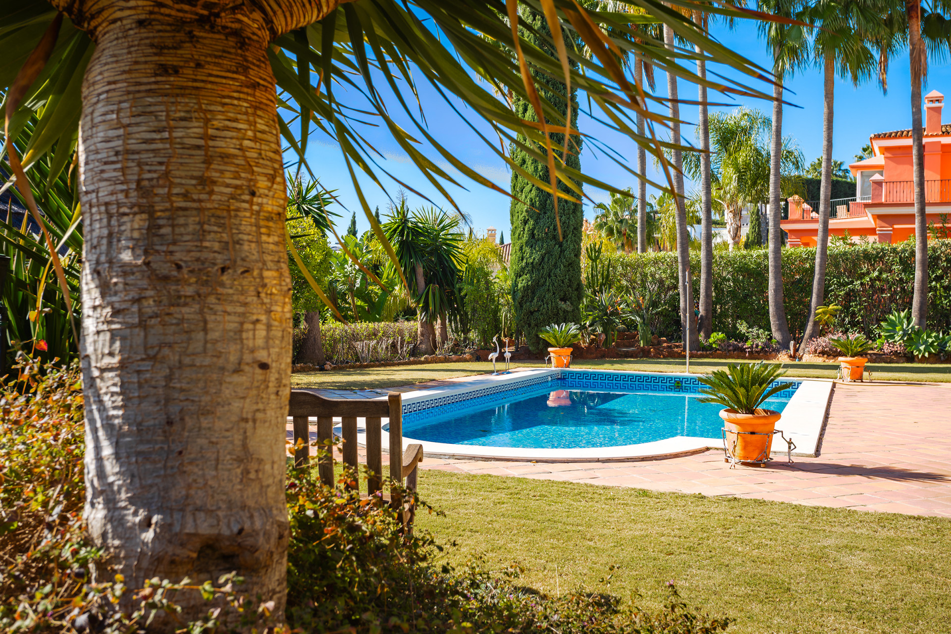 Traditionele villa in Andalusische stijl met uitzicht op zee in Los Flamingos in Benahavis