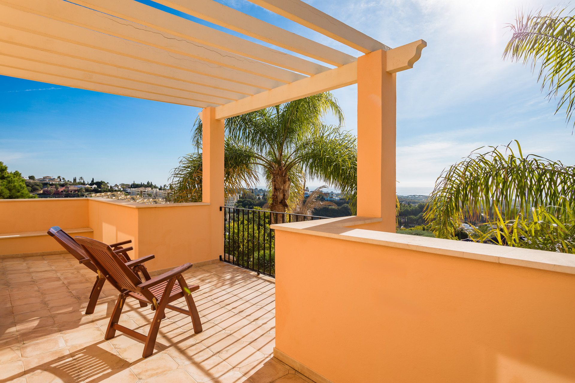 Villa traditionnelle de style andalou avec vue sur la mer à Los Flamingos à Benahavis