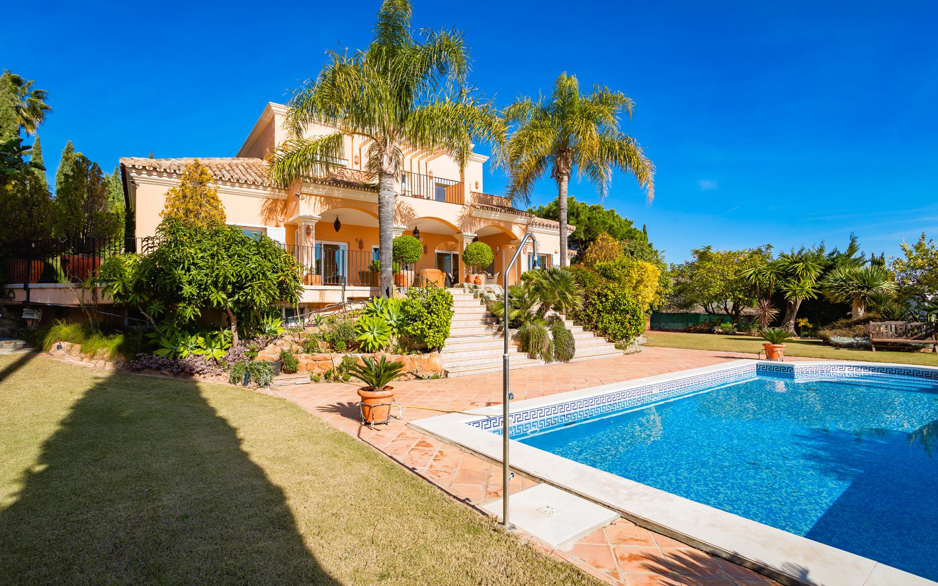 Traditionele villa in Andalusische stijl met uitzicht op zee in Los Flamingos in Benahavis