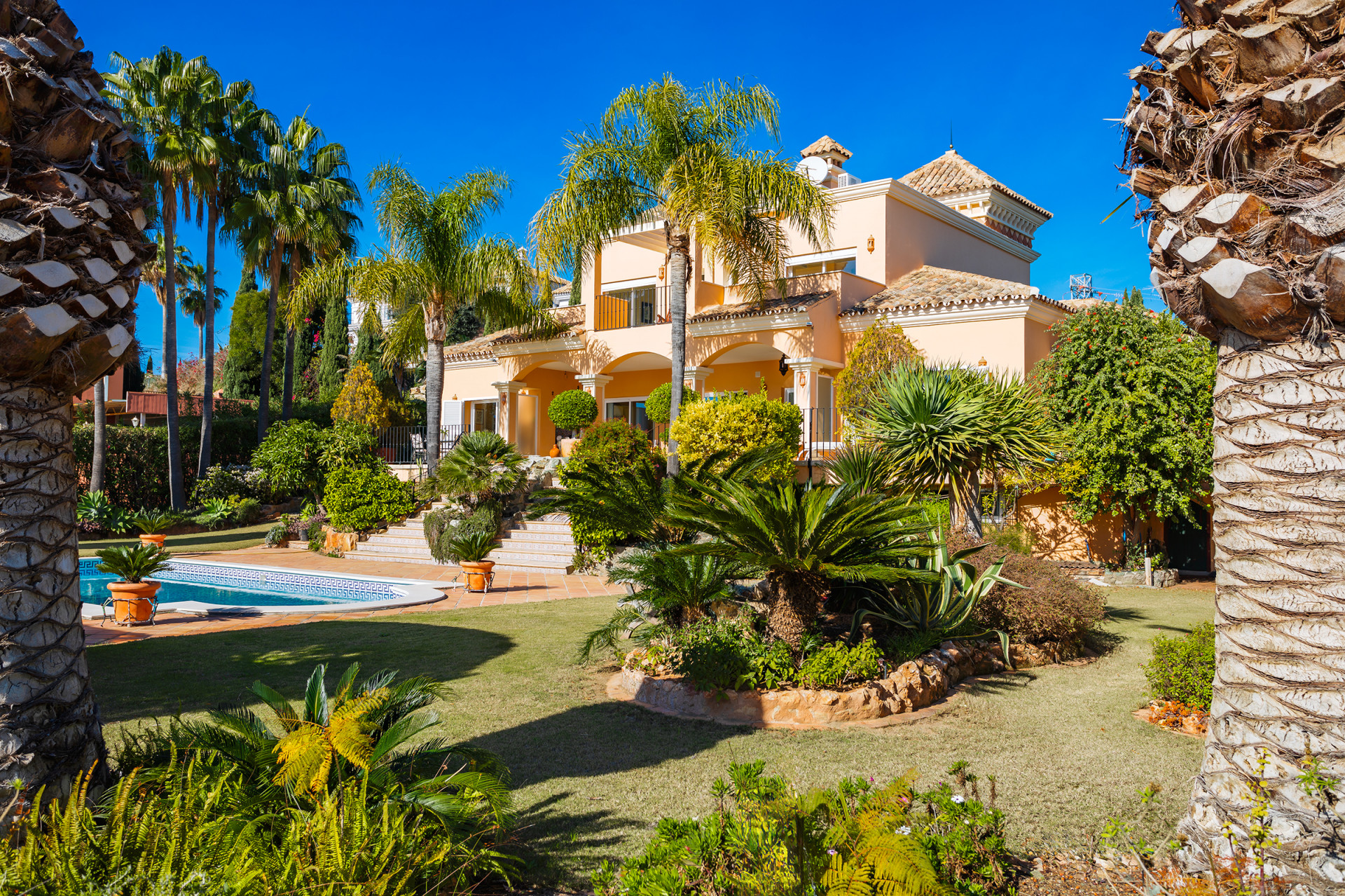 Traditionele villa in Andalusische stijl met uitzicht op zee in Los Flamingos in Benahavis