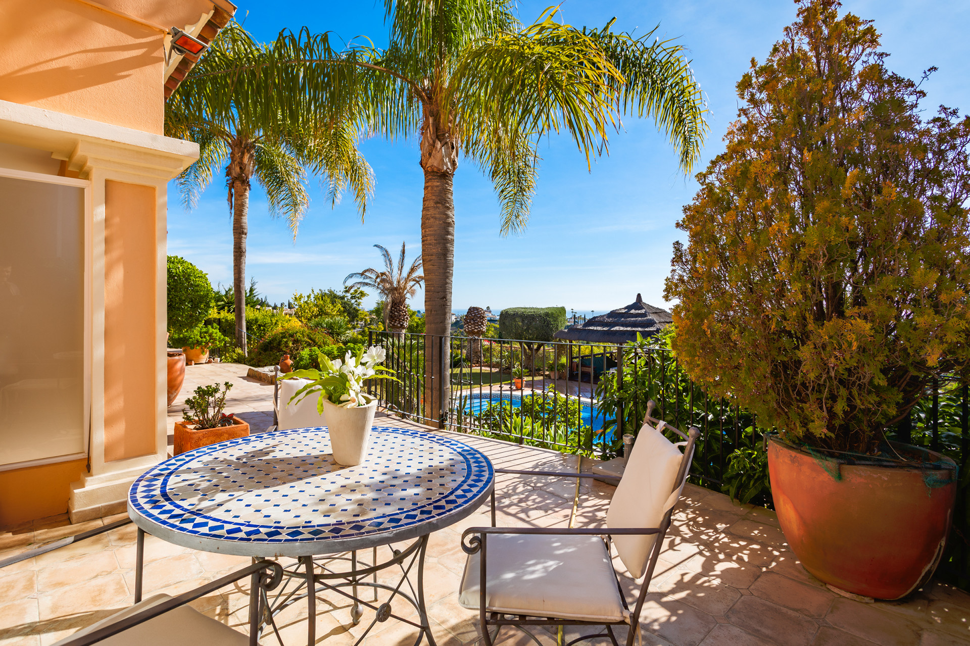 Traditionele villa in Andalusische stijl met uitzicht op zee in Los Flamingos in Benahavis