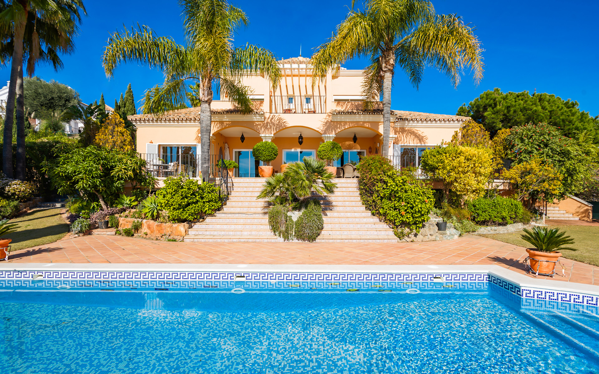 Traditionele villa in Andalusische stijl met uitzicht op zee in Los Flamingos in Benahavis