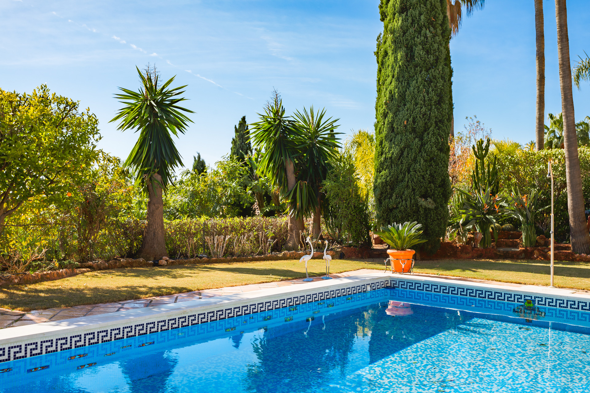 Villa traditionnelle de style andalou avec vue sur la mer à Los Flamingos à Benahavis