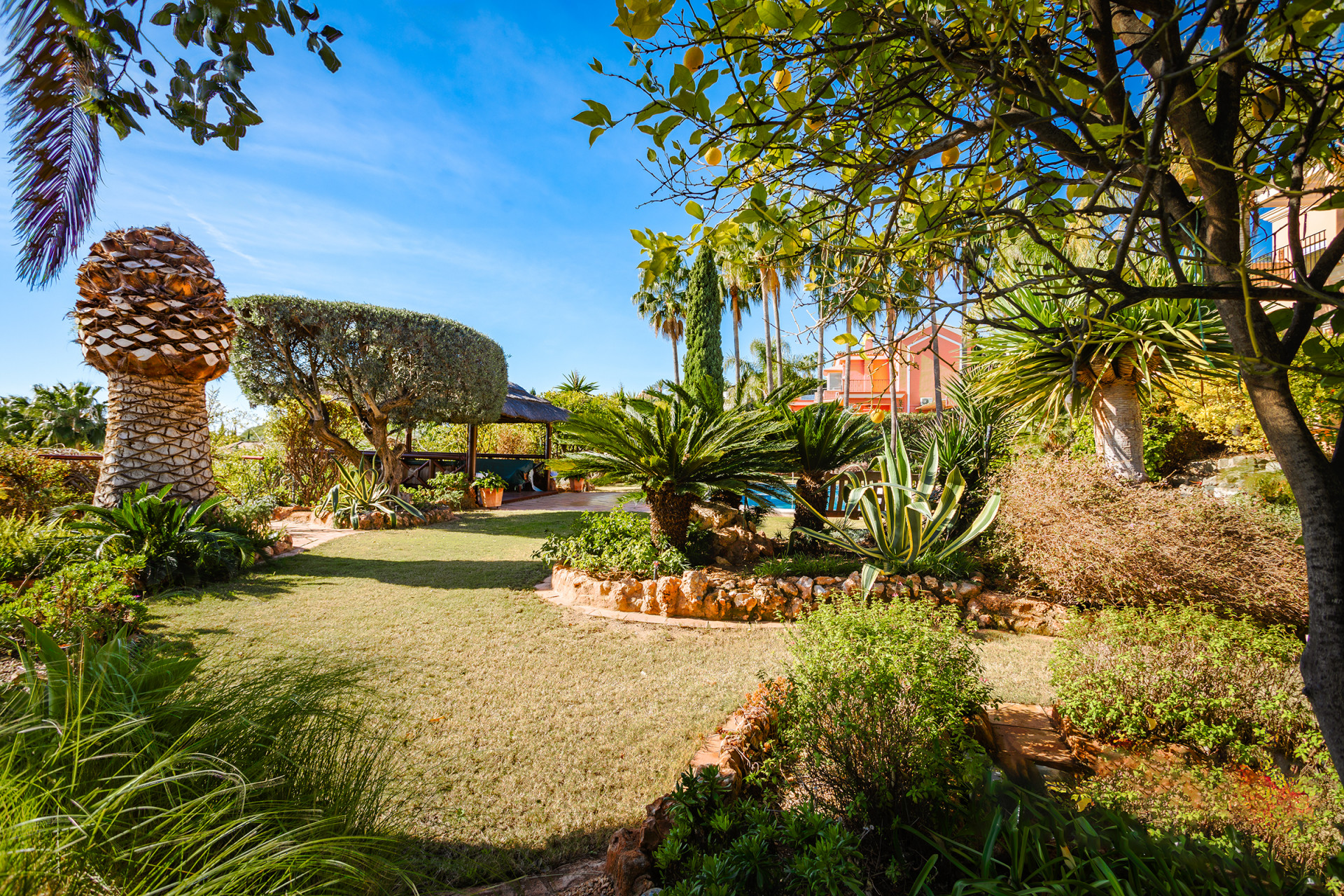 Villa traditionnelle de style andalou avec vue sur la mer à Los Flamingos à Benahavis