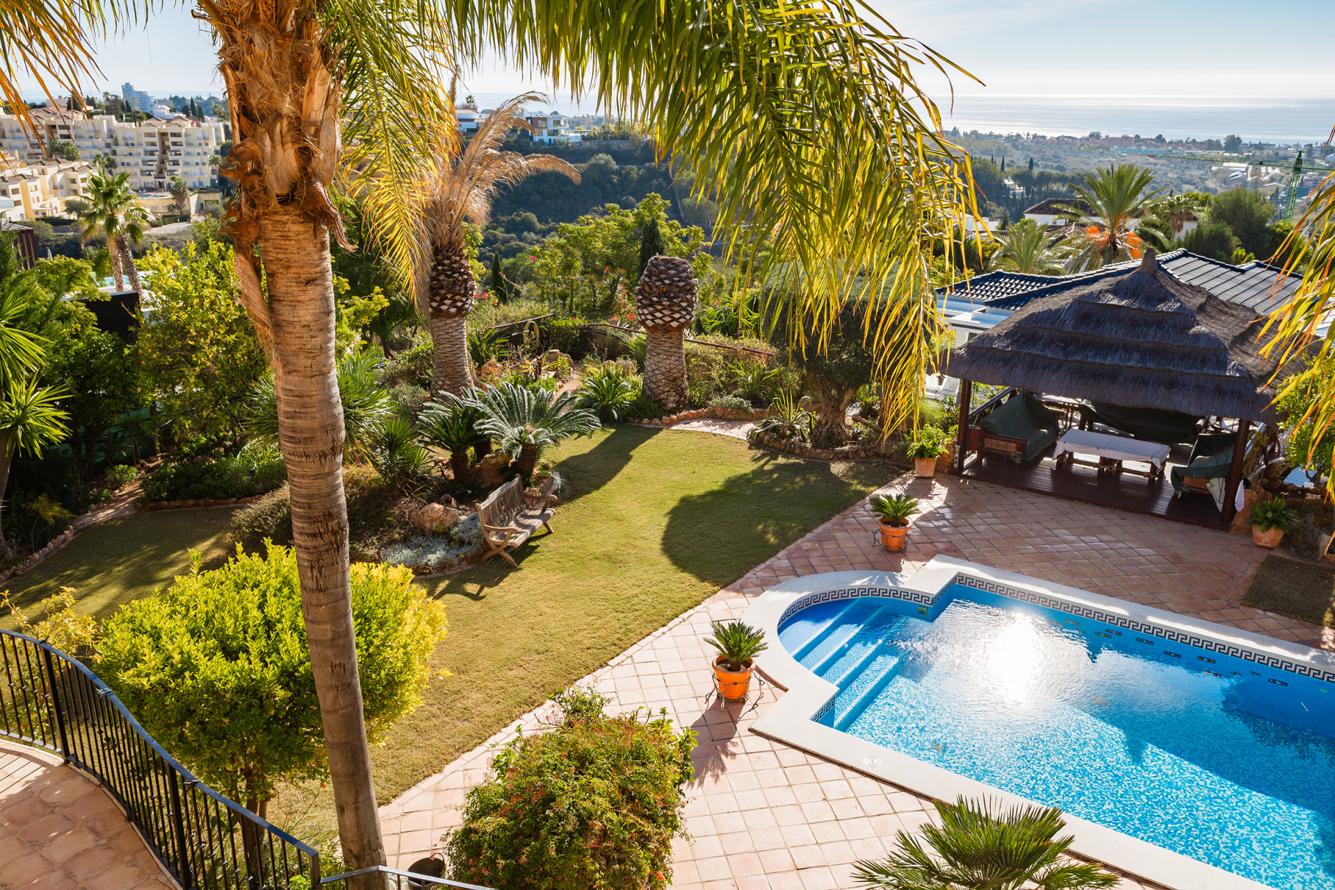 Villa traditionnelle de style andalou avec vue sur la mer à Los Flamingos à Benahavis