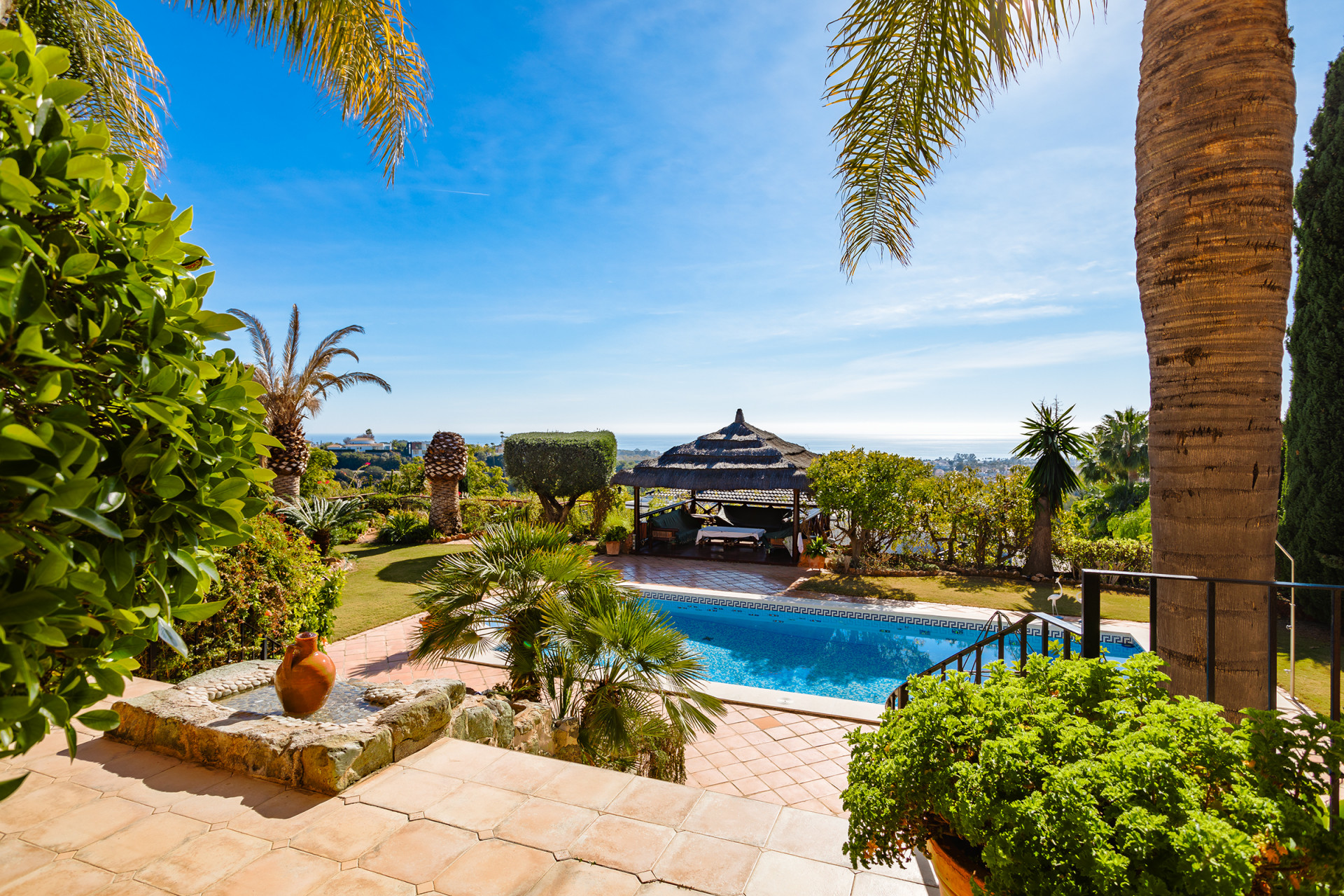 Traditionele villa in Andalusische stijl met uitzicht op zee in Los Flamingos in Benahavis