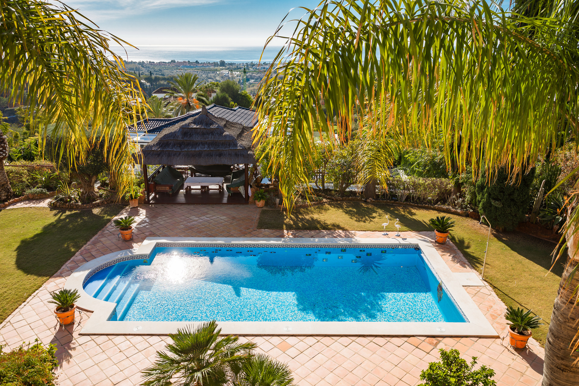 Traditionele villa in Andalusische stijl met uitzicht op zee in Los Flamingos in Benahavis