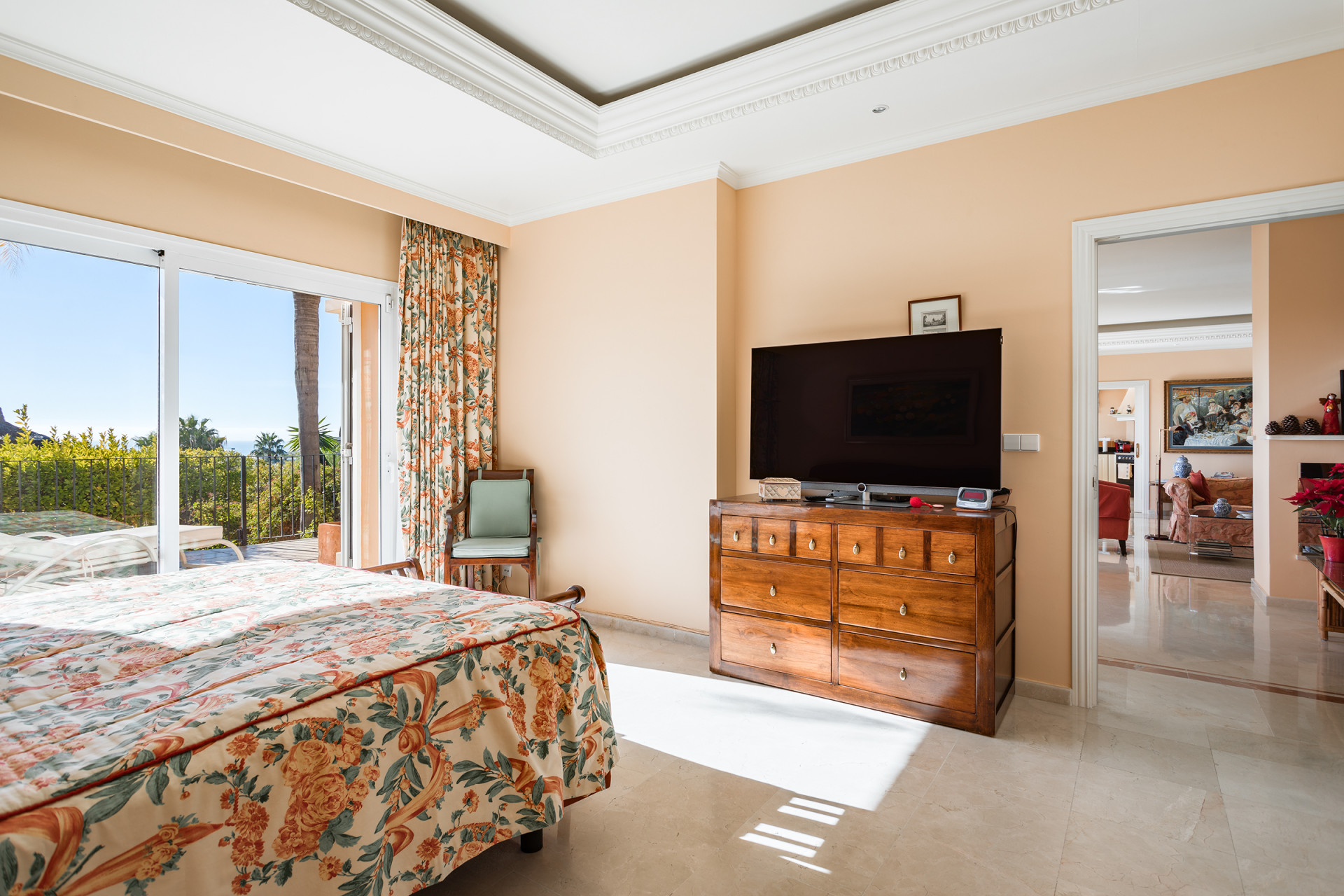 Villa traditionnelle de style andalou avec vue sur la mer à Los Flamingos à Benahavis