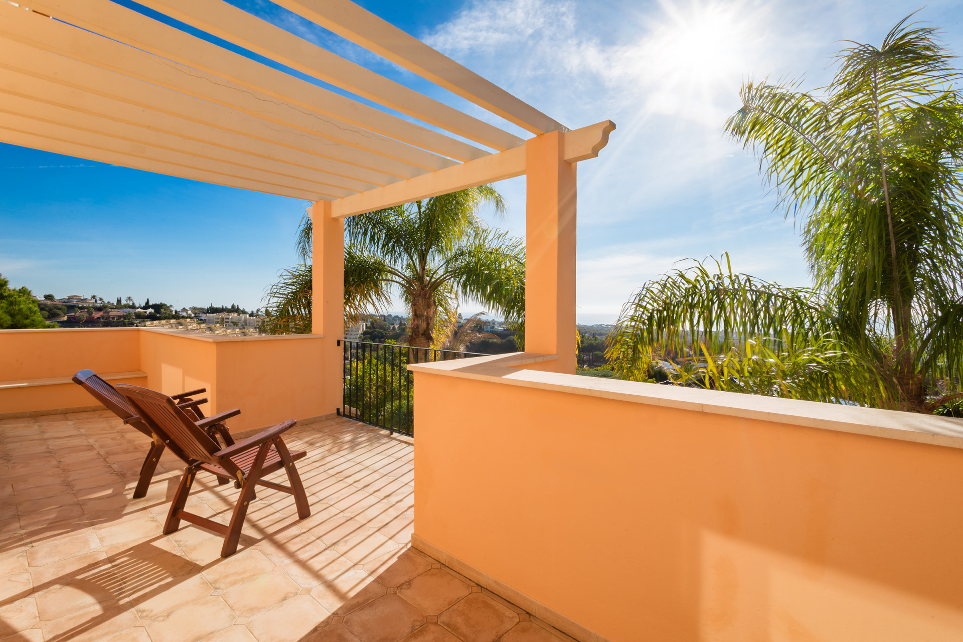 Villa traditionnelle de style andalou avec vue sur la mer à Los Flamingos à Benahavis