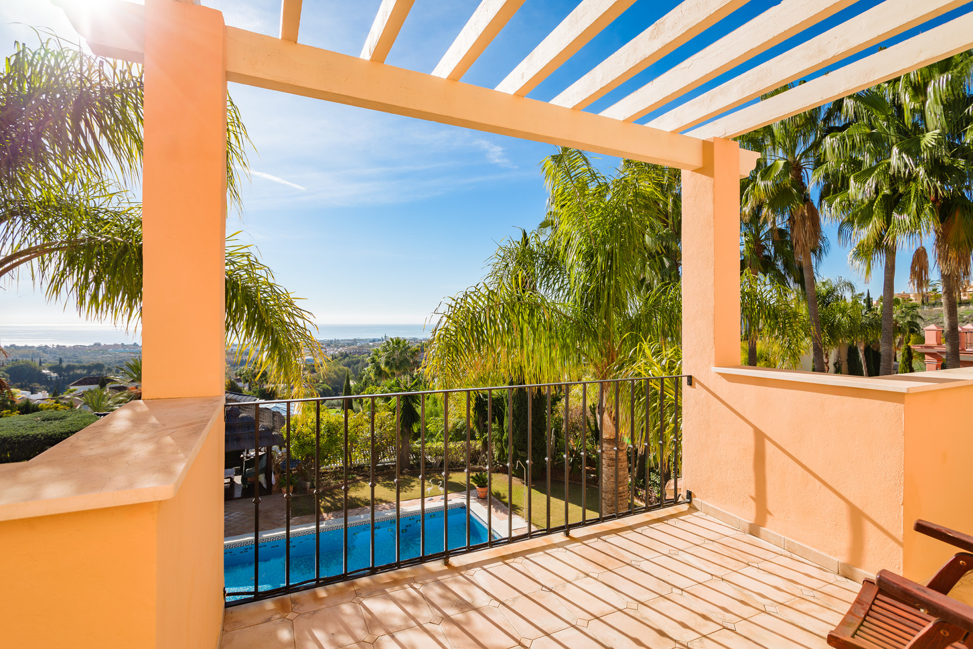 Traditionele villa in Andalusische stijl met uitzicht op zee in Los Flamingos in Benahavis