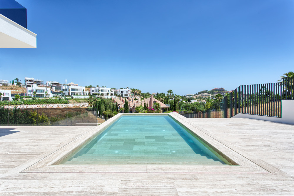 Eigentijdse villa in het hart van de golfvallei van Nueva Andalucía in Nueva Andalucia