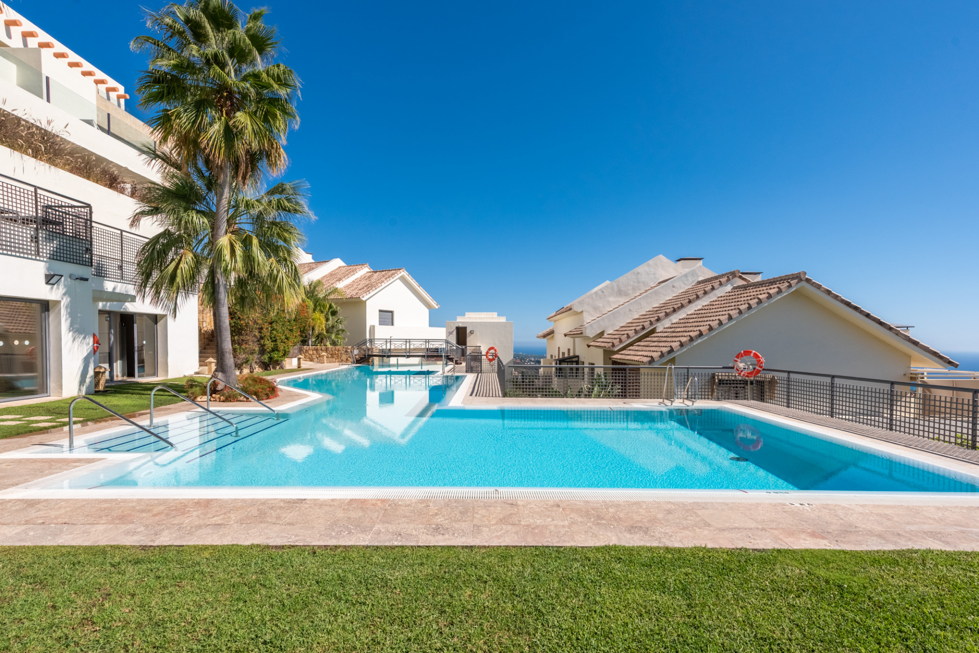 Atico dúplex con vistas panorámicas al mar Mediterráneo en Los Monteros Hill Club en Marbella Este