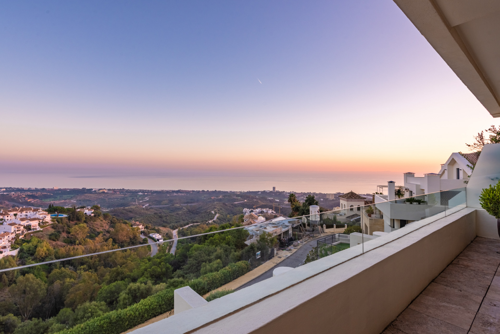 duplex penthouse met panoramische zicht op de Mediterraneaanse zee in Los Monteros Hill Club in Marbella Este