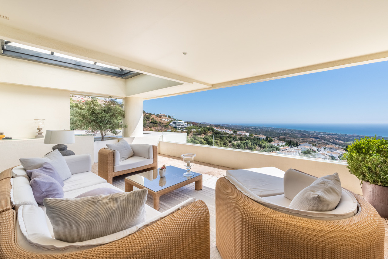 duplex penthouse met panoramische zicht op de Mediterraneaanse zee in Los Monteros Hill Club in Marbella Este