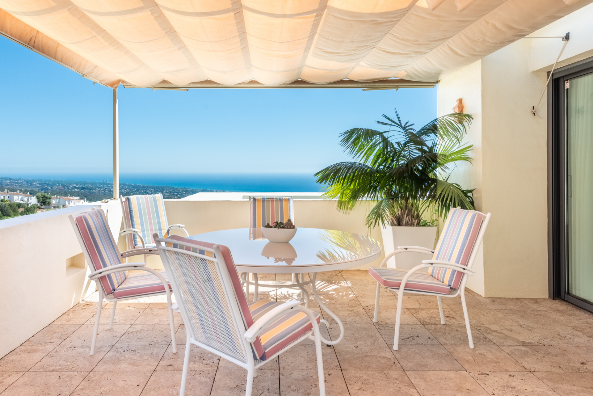 duplex penthouse met panoramische zicht op de Mediterraneaanse zee in Los Monteros Hill Club in Marbella Este