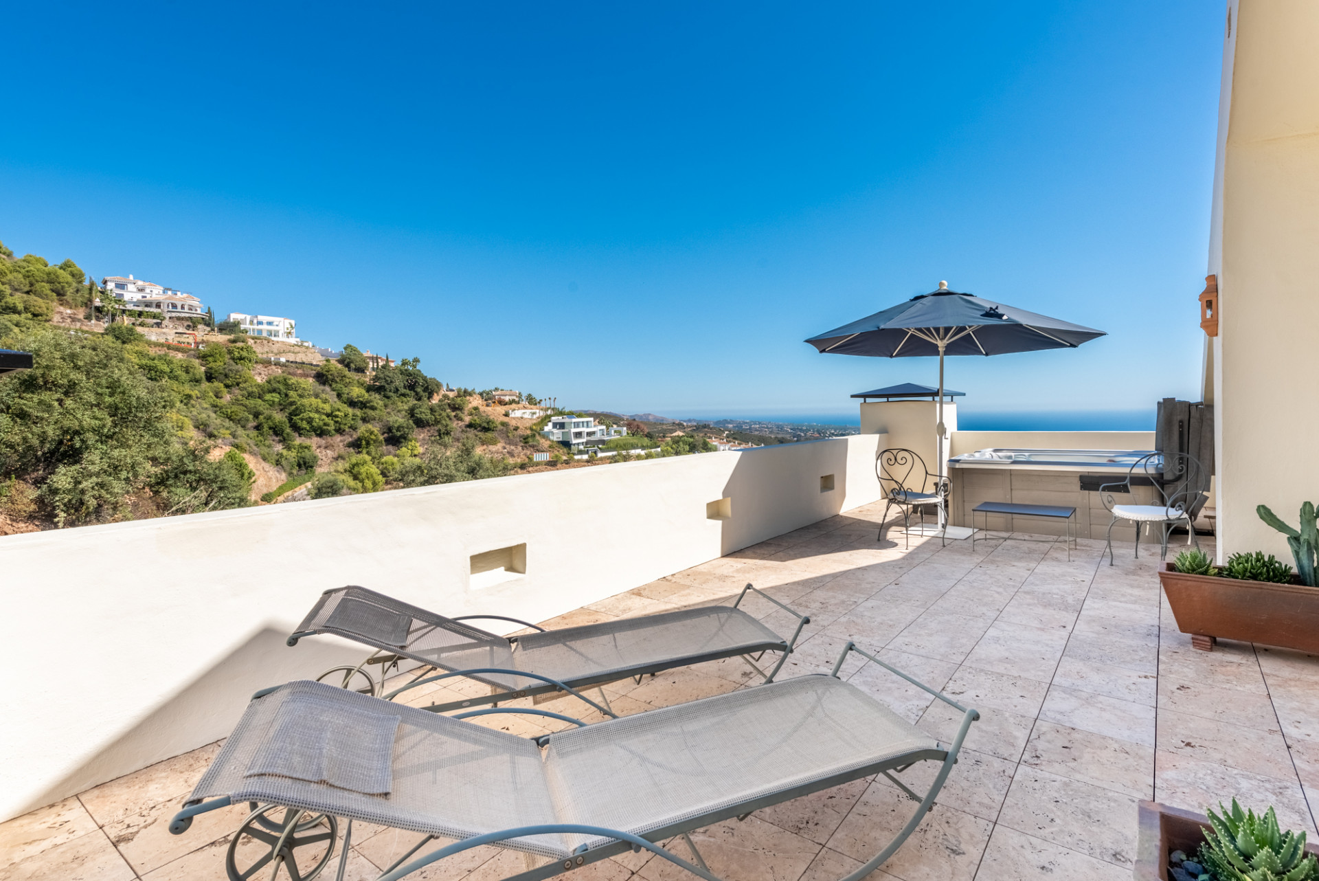 duplex penthouse met panoramische zicht op de Mediterraneaanse zee in Los Monteros Hill Club in Marbella Este