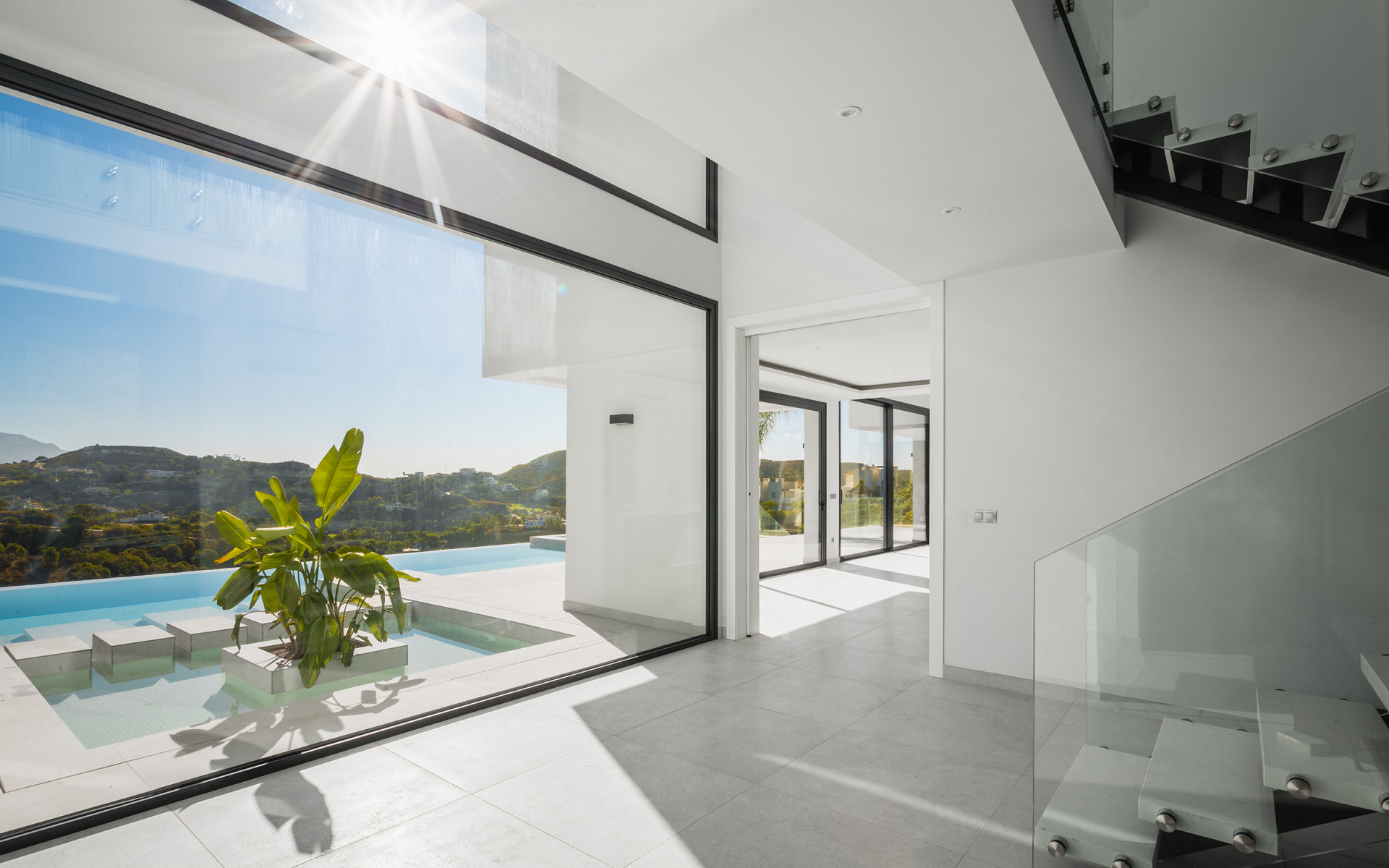 Villa moderne récemment achevée offrant une vue dégagée sur la verdure à Monte Mayor à Benahavis