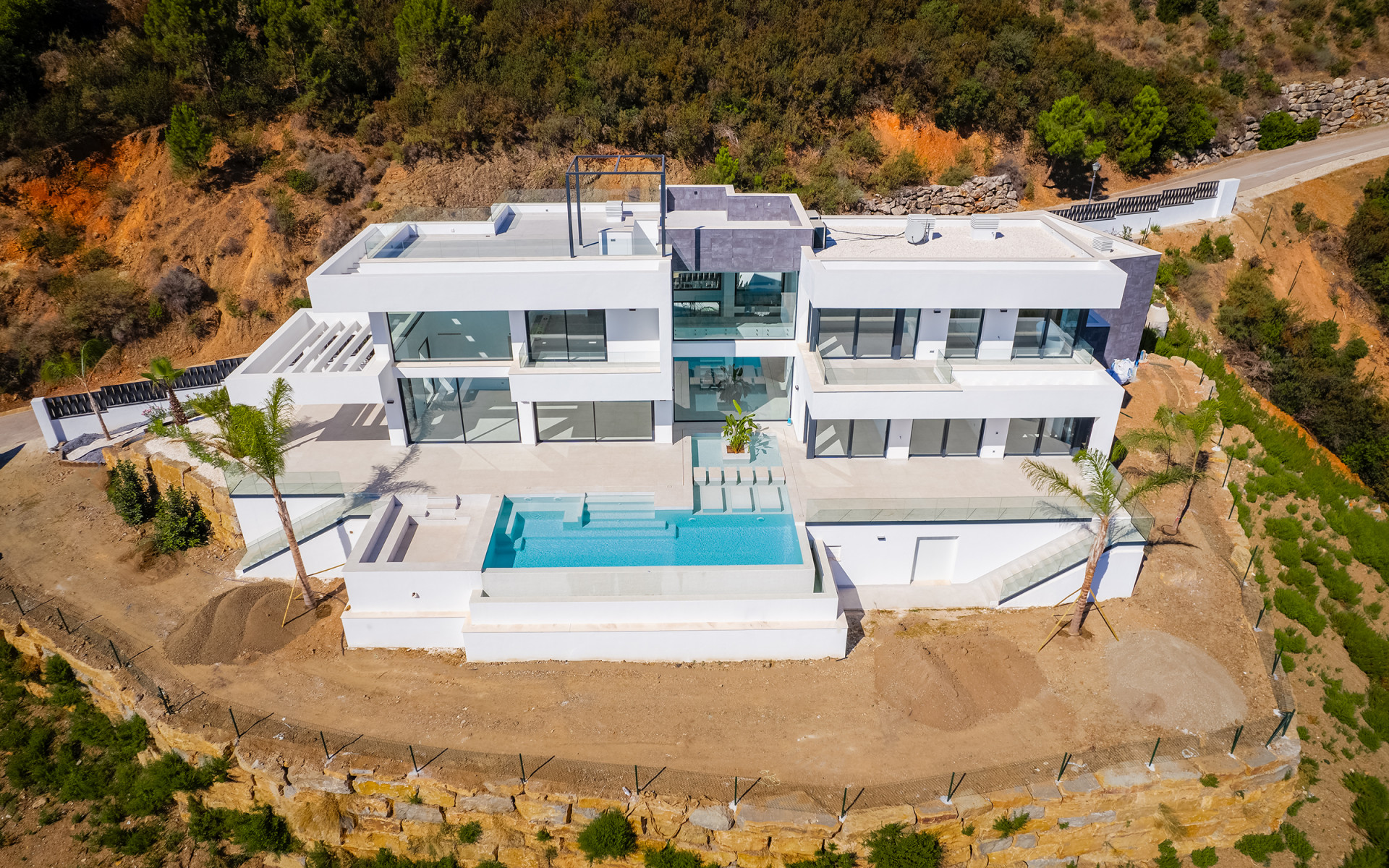 Villa moderne récemment achevée offrant une vue dégagée sur la verdure à Monte Mayor à Benahavis