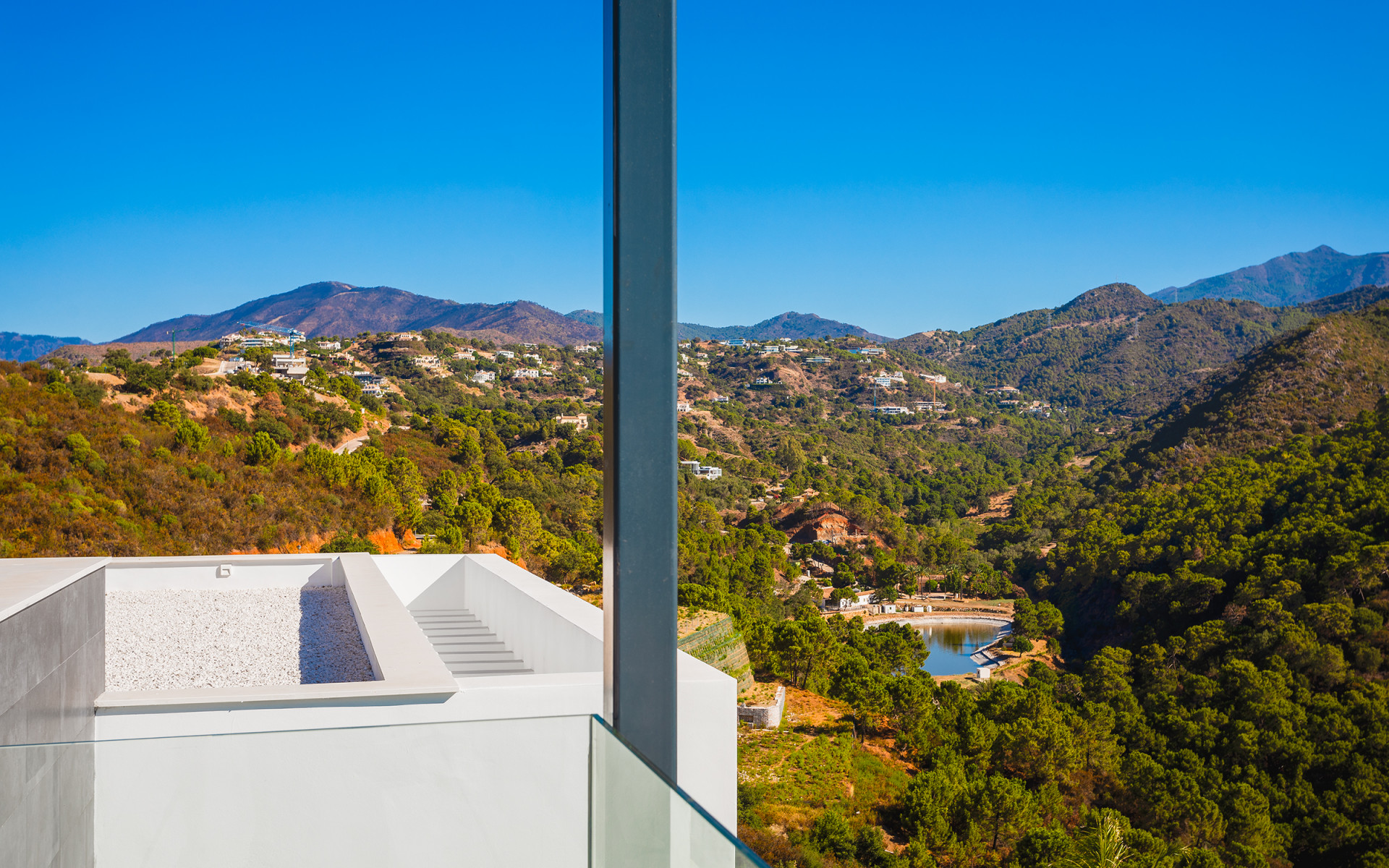 Villa moderne récemment achevée offrant une vue dégagée sur la verdure à Monte Mayor à Benahavis