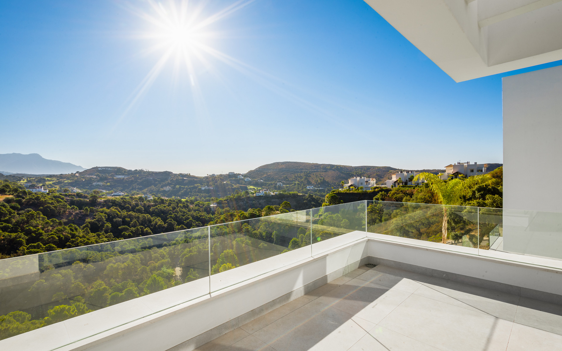 Villa moderne récemment achevée offrant une vue dégagée sur la verdure à Monte Mayor à Benahavis