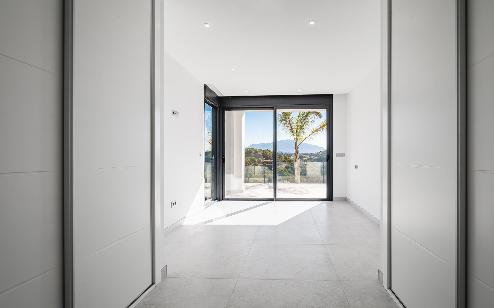 Villa moderne récemment achevée offrant une vue dégagée sur la verdure à Monte Mayor à Benahavis