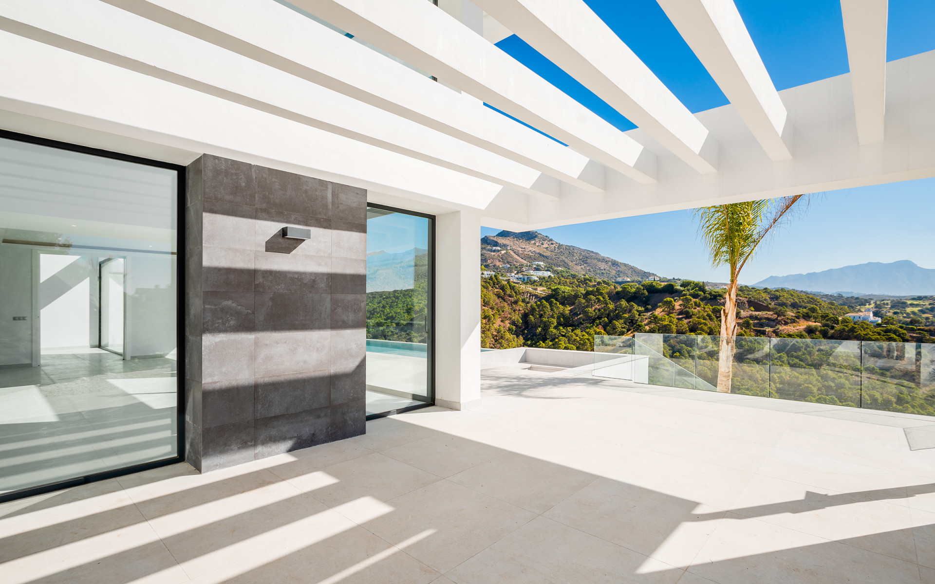 Villa moderne récemment achevée offrant une vue dégagée sur la verdure à Monte Mayor à Benahavis