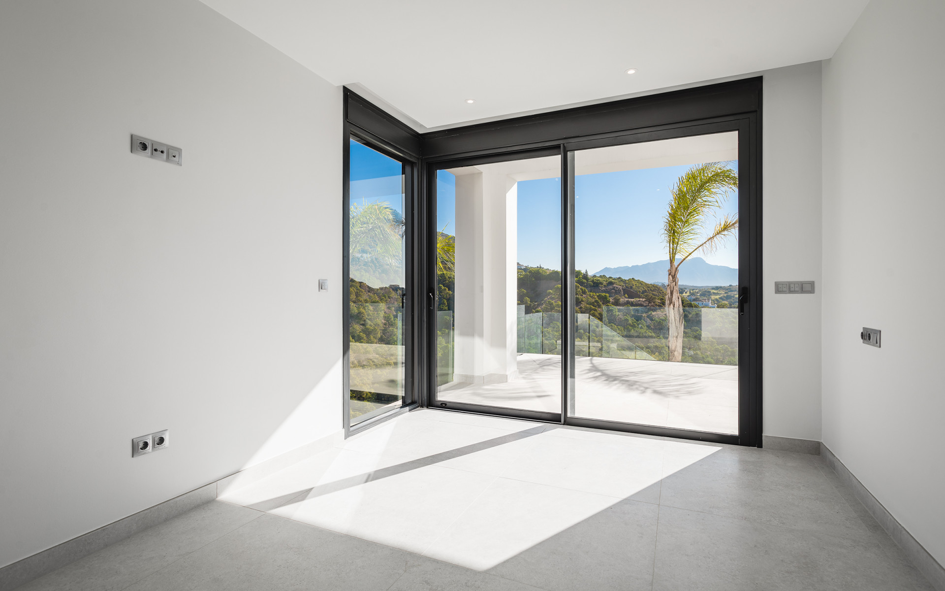 Villa moderne récemment achevée offrant une vue dégagée sur la verdure à Monte Mayor à Benahavis