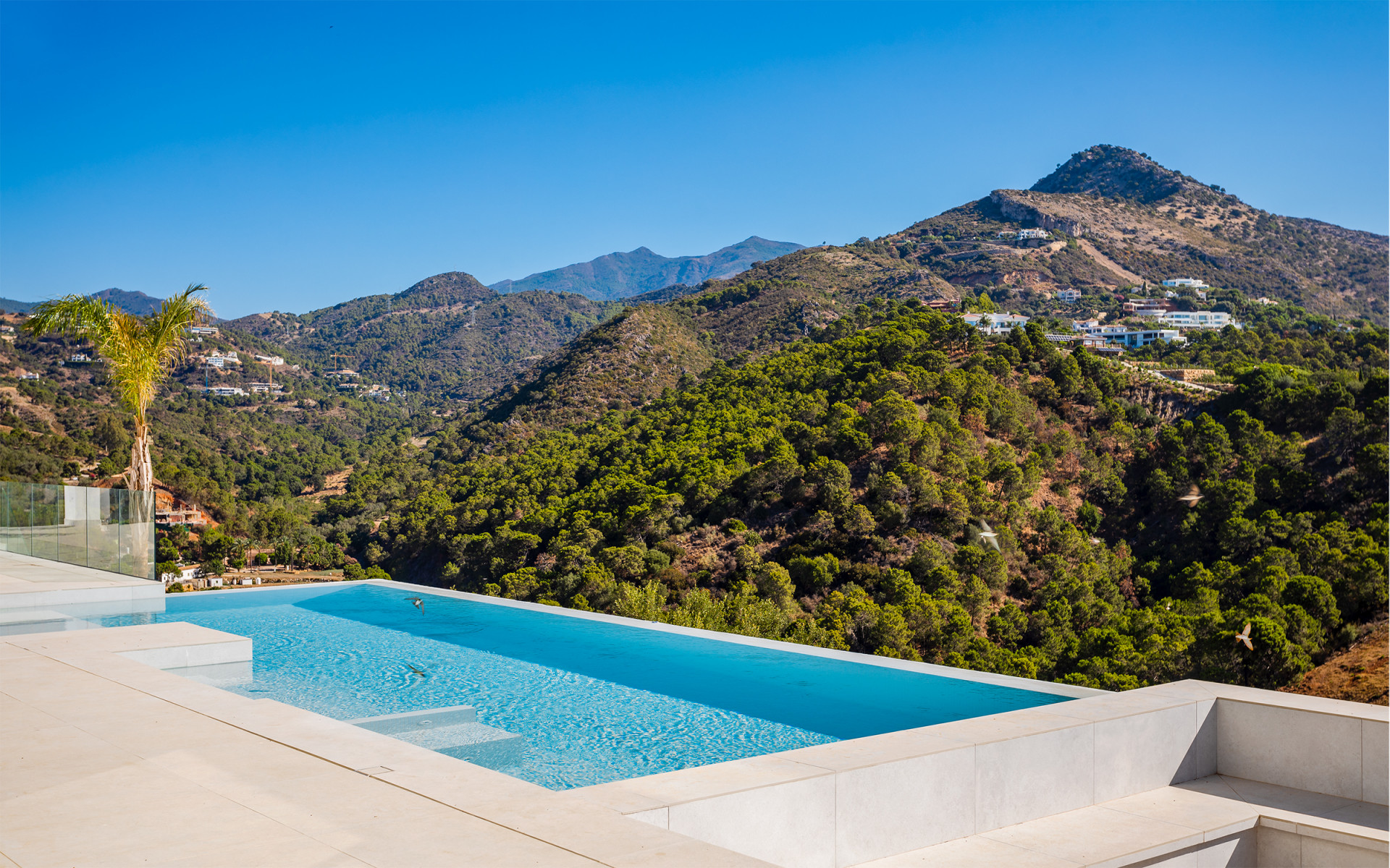 Villa moderne récemment achevée offrant une vue dégagée sur la verdure à Monte Mayor à Benahavis