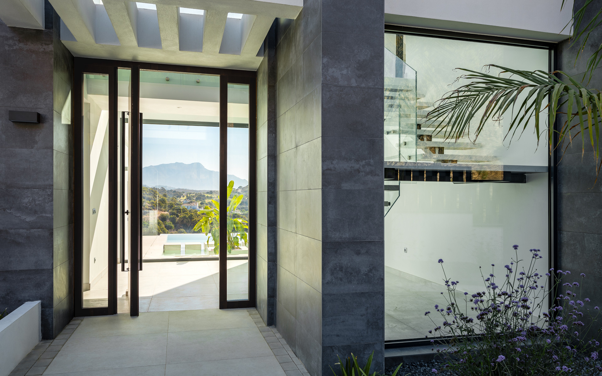 Villa moderne récemment achevée offrant une vue dégagée sur la verdure à Monte Mayor à Benahavis