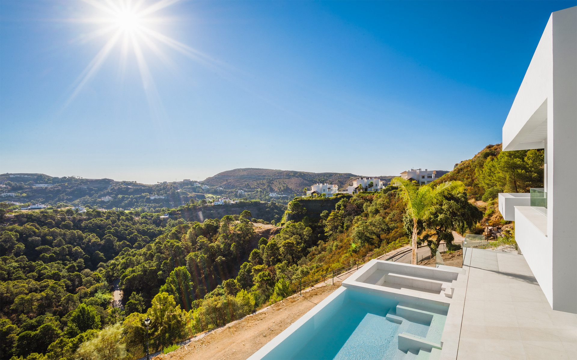 Villa moderne récemment achevée offrant une vue dégagée sur la verdure à Monte Mayor à Benahavis