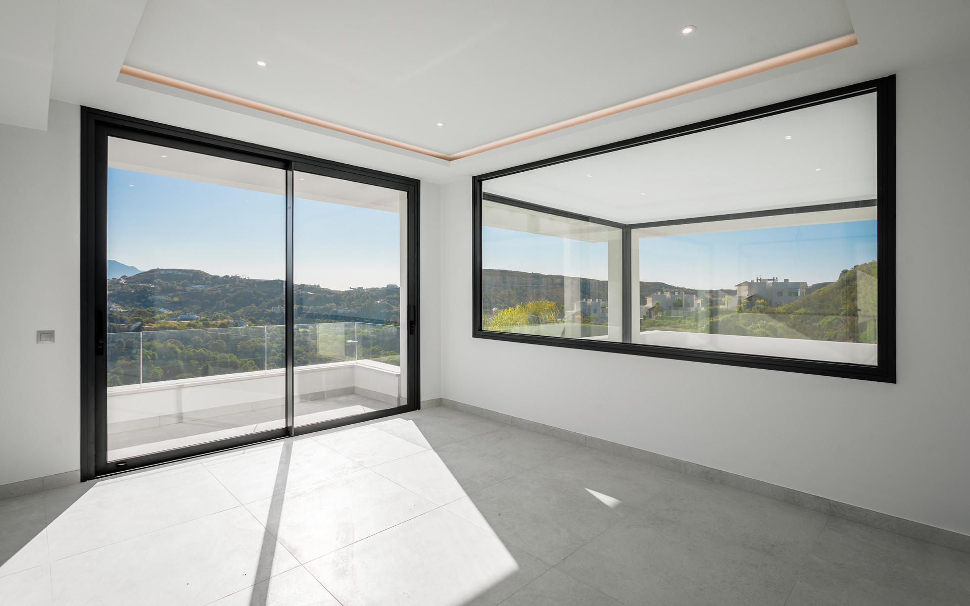 Villa moderne récemment achevée offrant une vue dégagée sur la verdure à Monte Mayor à Benahavis