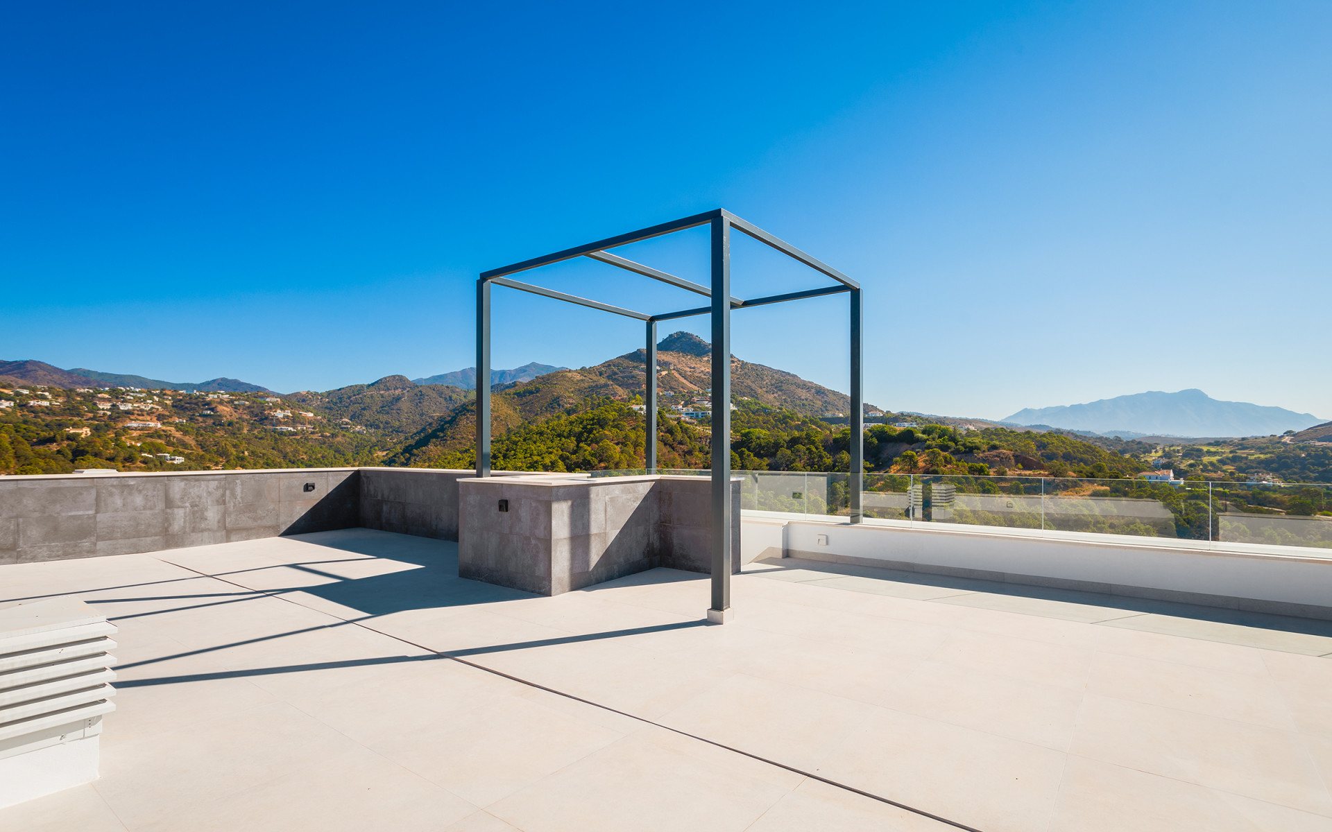 Villa moderne récemment achevée offrant une vue dégagée sur la verdure à Monte Mayor à Benahavis