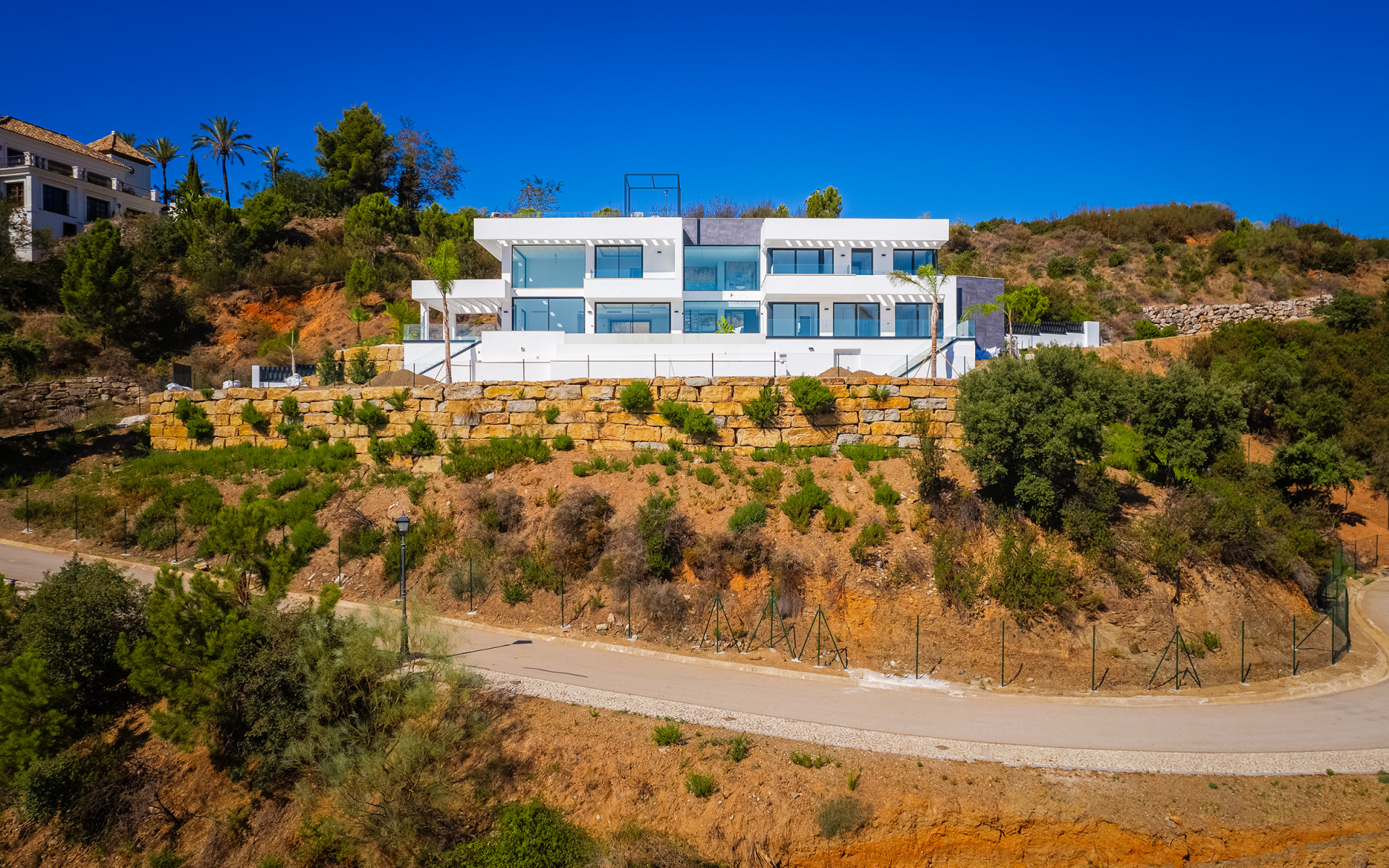 Villa moderne récemment achevée offrant une vue dégagée sur la verdure à Monte Mayor à Benahavis