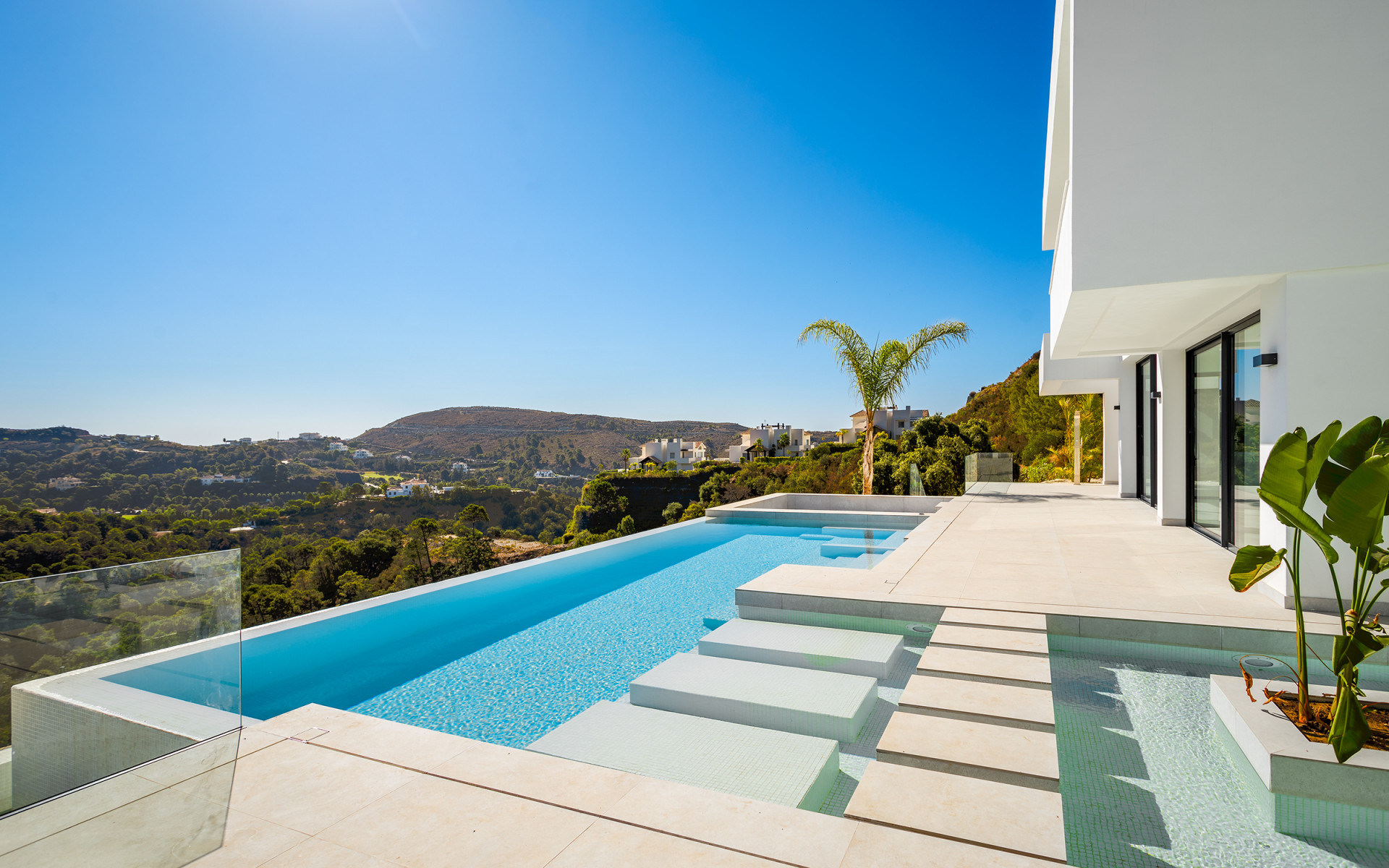 Villa moderne récemment achevée offrant une vue dégagée sur la verdure à Monte Mayor à Benahavis