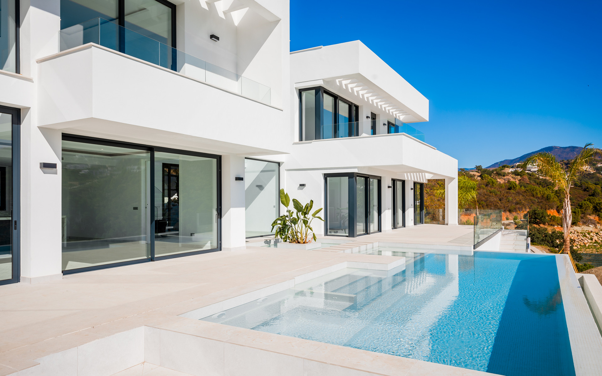 Villa moderne récemment achevée offrant une vue dégagée sur la verdure à Monte Mayor à Benahavis