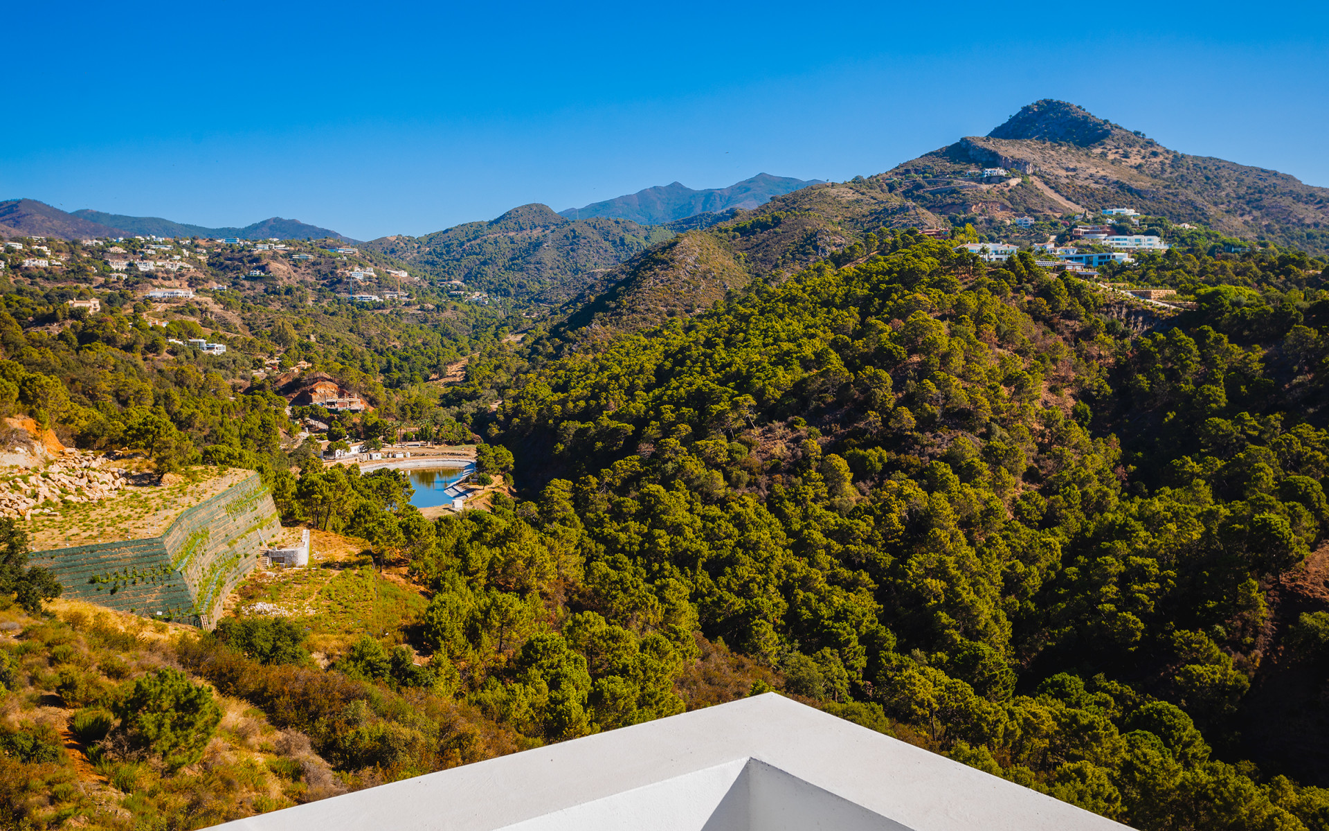 Villa moderne récemment achevée offrant une vue dégagée sur la verdure à Monte Mayor à Benahavis