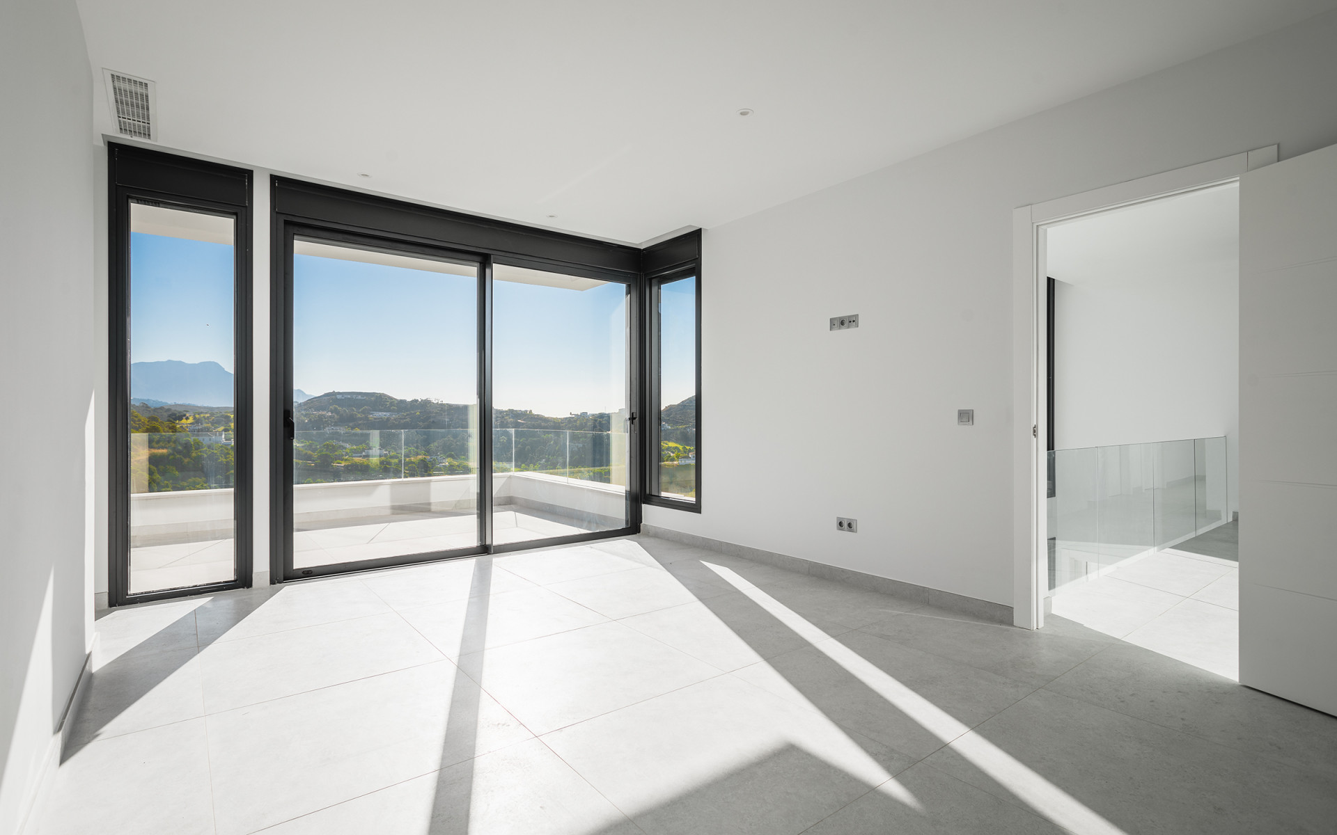 Villa moderne récemment achevée offrant une vue dégagée sur la verdure à Monte Mayor à Benahavis