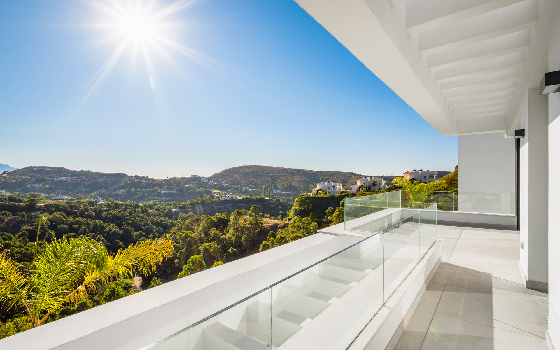 Villa moderne récemment achevée offrant une vue dégagée sur la verdure à Monte Mayor à Benahavis