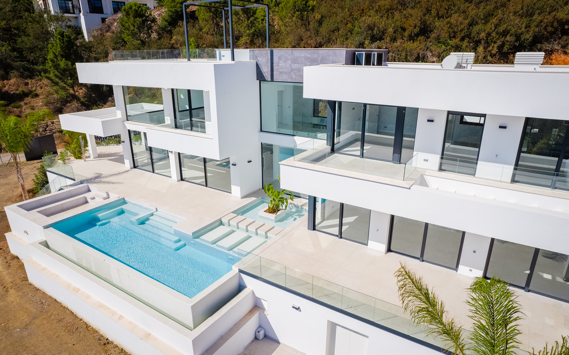 Villa moderne récemment achevée offrant une vue dégagée sur la verdure à Monte Mayor à Benahavis