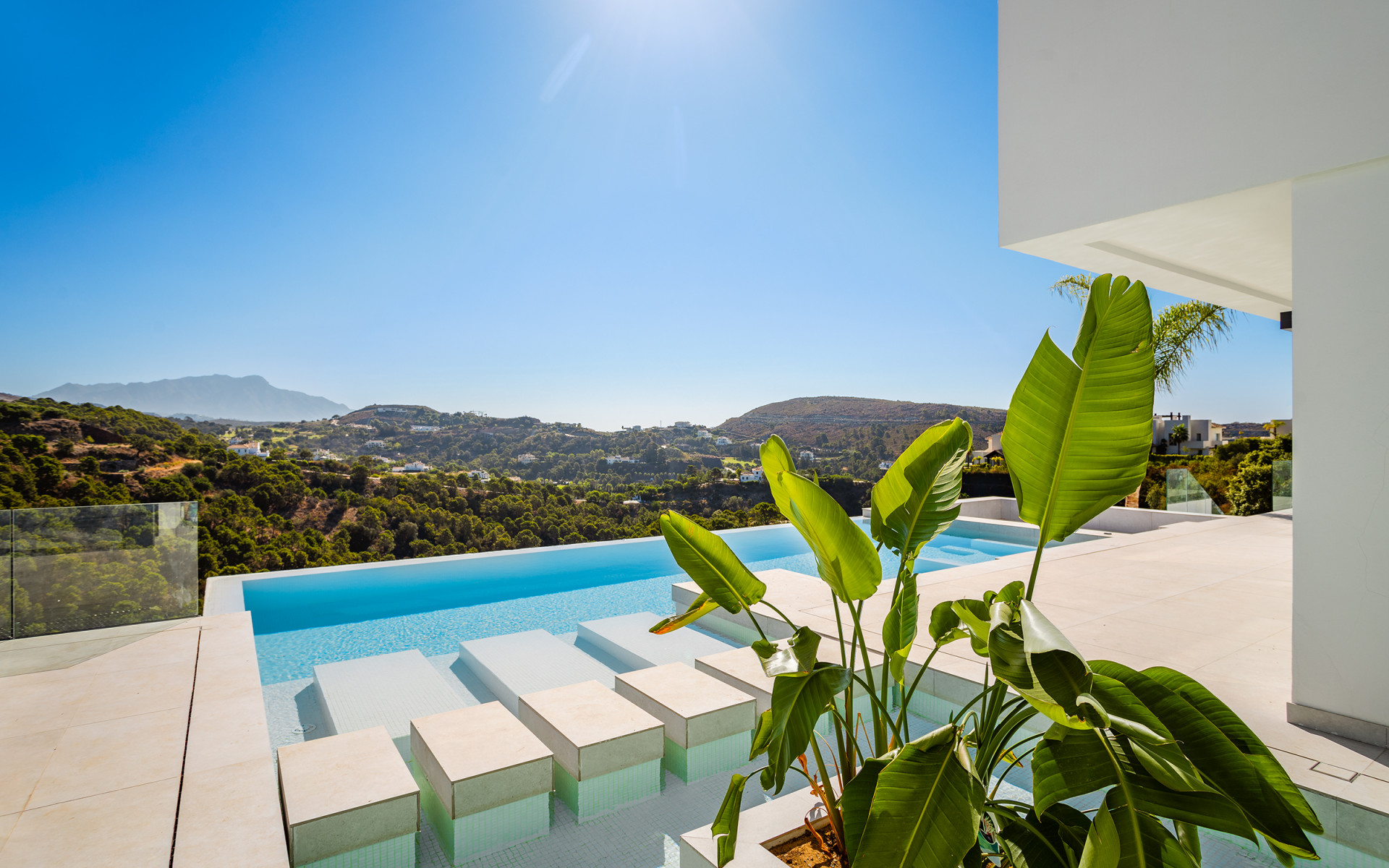 Villa moderne récemment achevée offrant une vue dégagée sur la verdure à Monte Mayor à Benahavis